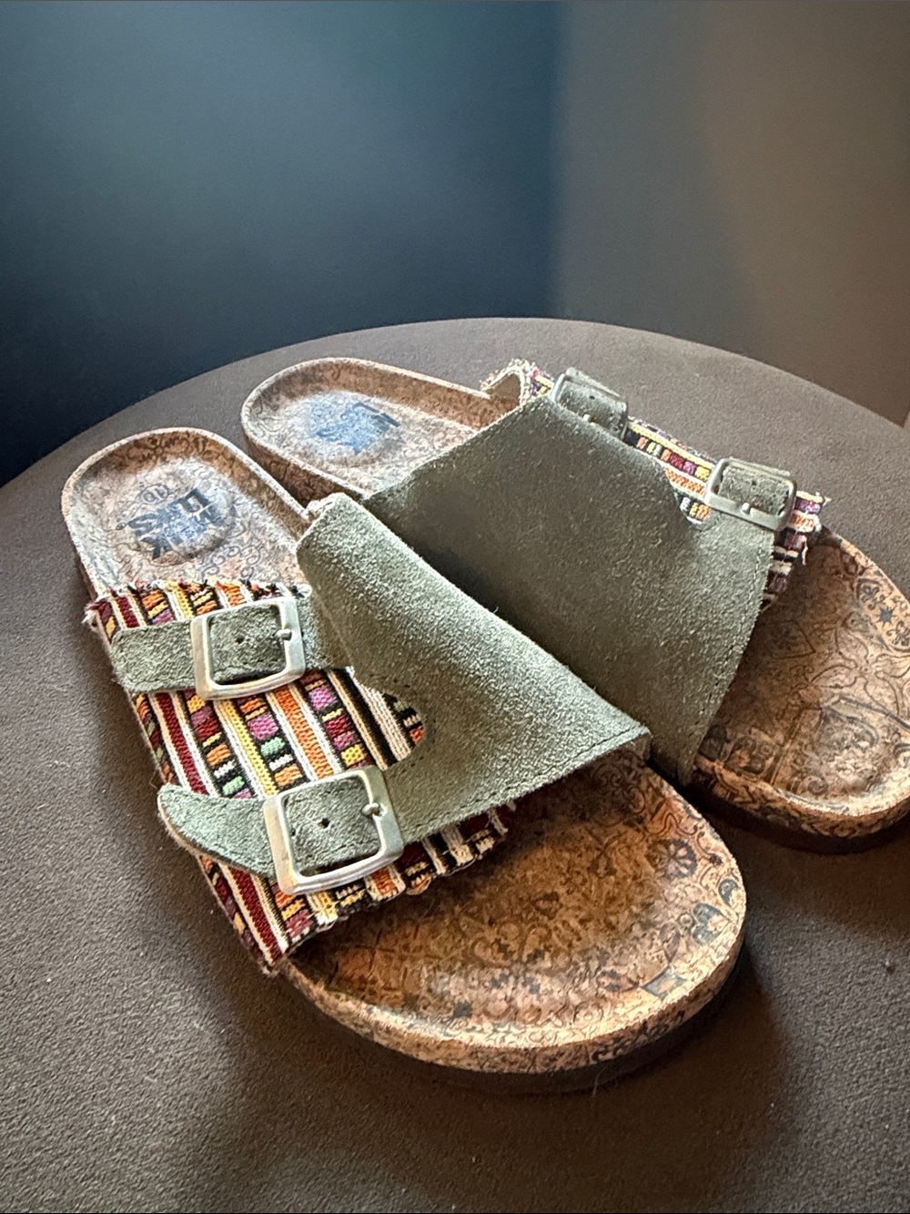 Muk Luks Valerie Terra Turf Womens 10 Sandals Olive w/Multicolor Design Boho